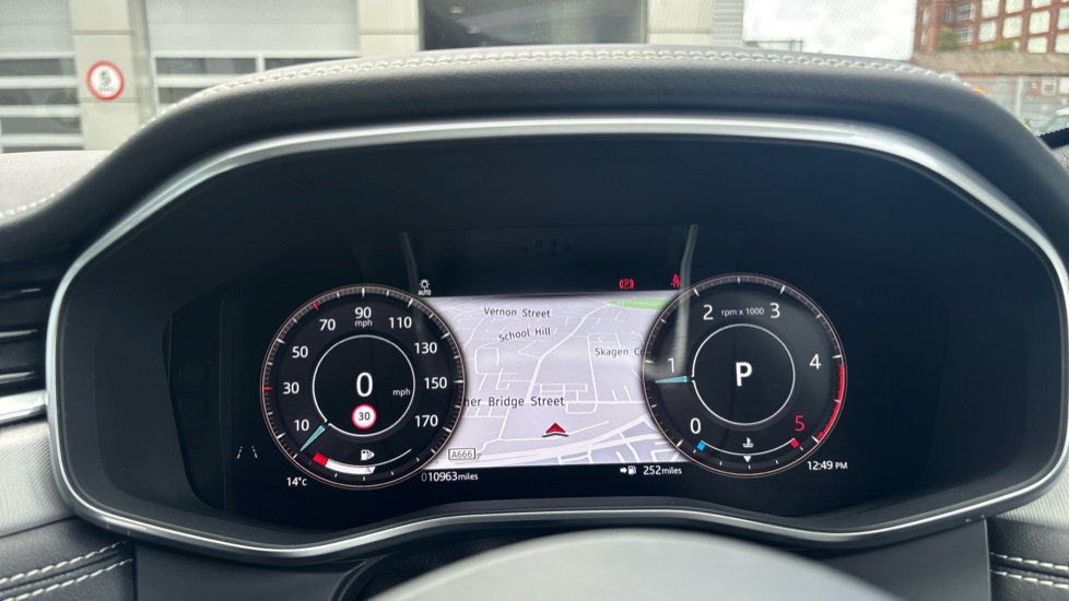 Jaguar F-Pace 2.0 D200 R-Dynamic SE 5dr Auto AWD Diesel Estate - Image 16
