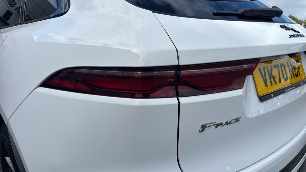 Jaguar F-Pace 2.0 D200 R-Dynamic SE 5dr Auto AWD Diesel Estate - Image 19