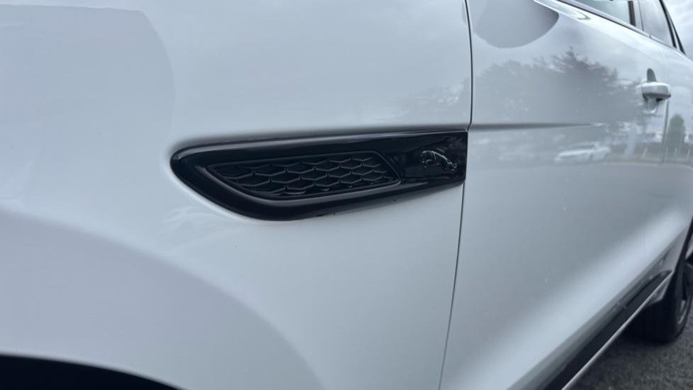 Jaguar F-Pace 2.0 D200 R-Dynamic SE 5dr Auto AWD Diesel Estate - Image 20