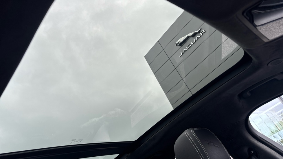 Jaguar F-Pace 2.0 D200 R-Dynamic SE 5dr Auto AWD Diesel Estate - Image 21