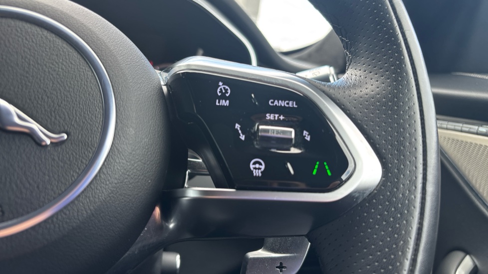 Jaguar F-Pace 2.0 D200 R-Dynamic SE 5dr Auto AWD Diesel Estate - Image 33