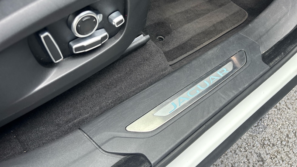 Jaguar F-Pace 2.0 D200 R-Dynamic SE 5dr Auto AWD Diesel Estate - Image 45