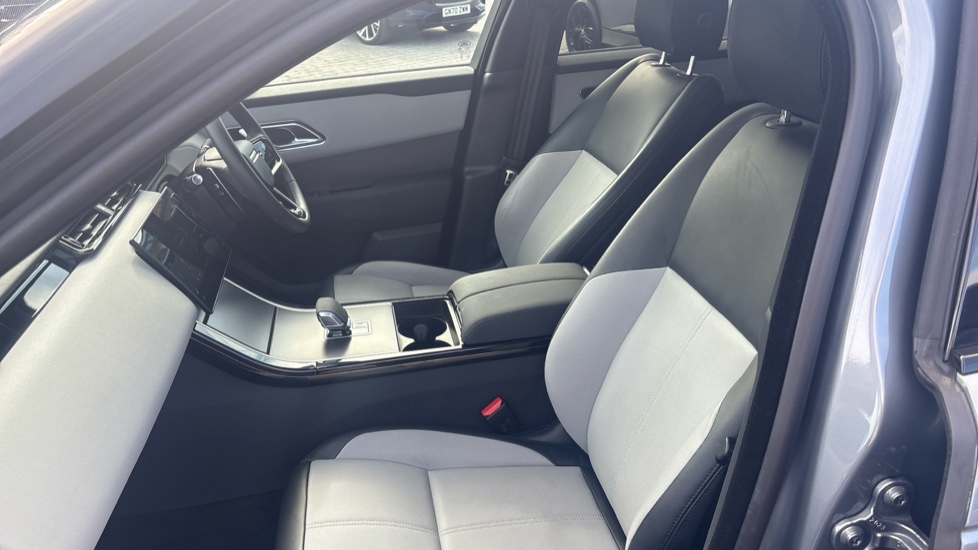 Land Rover Range Rover Velar 2.0 D200 MHEV Dynamic SE 5dr Auto Diesel Estate - Image 31