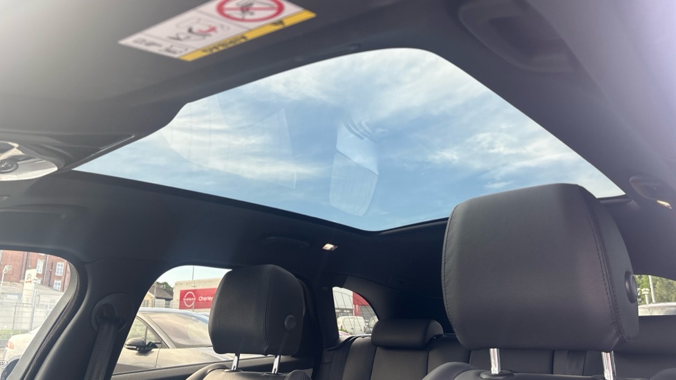 Land Rover Range Rover Velar 2.0 D200 MHEV Dynamic SE 5dr Auto Diesel Estate - Image 32