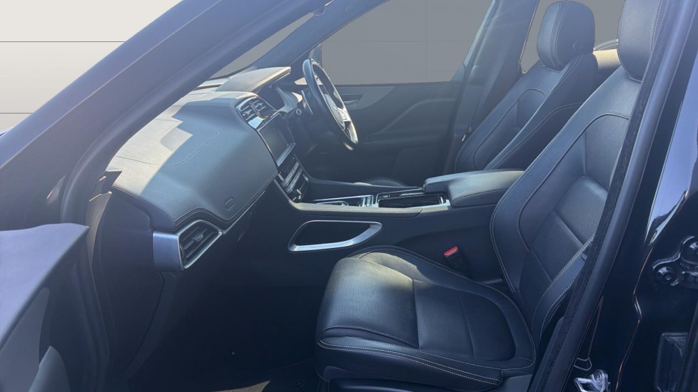 Jaguar F-Pace 2.0d [180] Chequered Flag 5dr Auto AWD Diesel Estate - Image 3