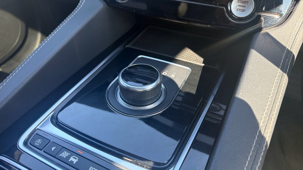 Jaguar F-Pace 2.0d [180] Chequered Flag 5dr Auto AWD Diesel Estate - Image 13