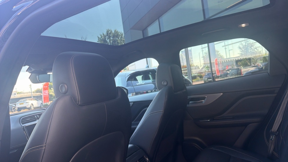 Jaguar F-Pace 2.0d [180] Chequered Flag 5dr Auto AWD Diesel Estate - Image 32