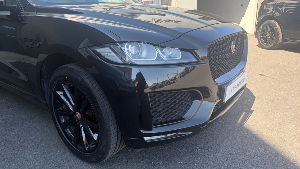 Jaguar F-Pace 2.0d [180] Chequered Flag 5dr Auto AWD Diesel Estate - Image 39