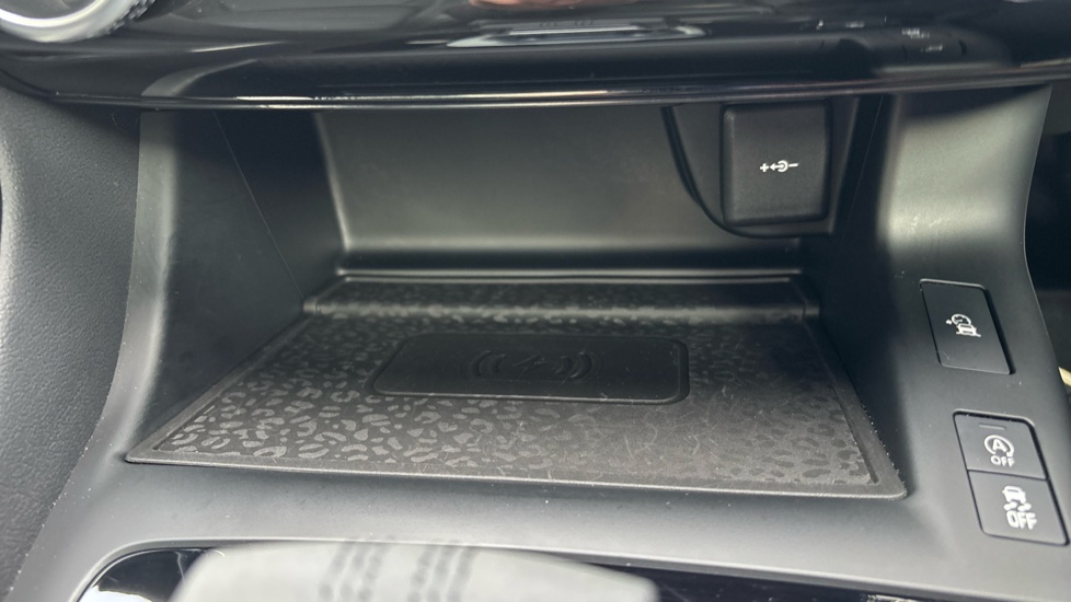 Jaguar E-Pace 2.0 D200 R-Dynamic SE Black 5dr Auto Diesel Estate - Image 36