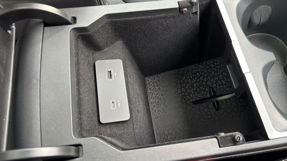 Jaguar E-Pace 2.0 D200 R-Dynamic SE Black 5dr Auto Diesel Estate - Image 39