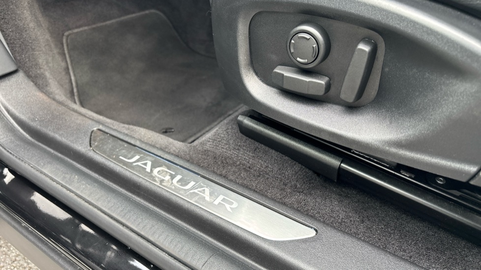 Jaguar E-Pace 2.0 D200 R-Dynamic SE Black 5dr Auto Diesel Estate - Image 43