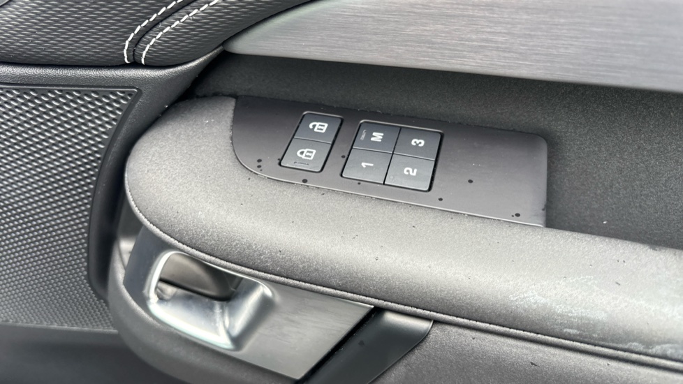 Land Rover Discovery 3.0 D350 Dynamic HSE 5dr Auto Diesel Station Wagon - Image 31