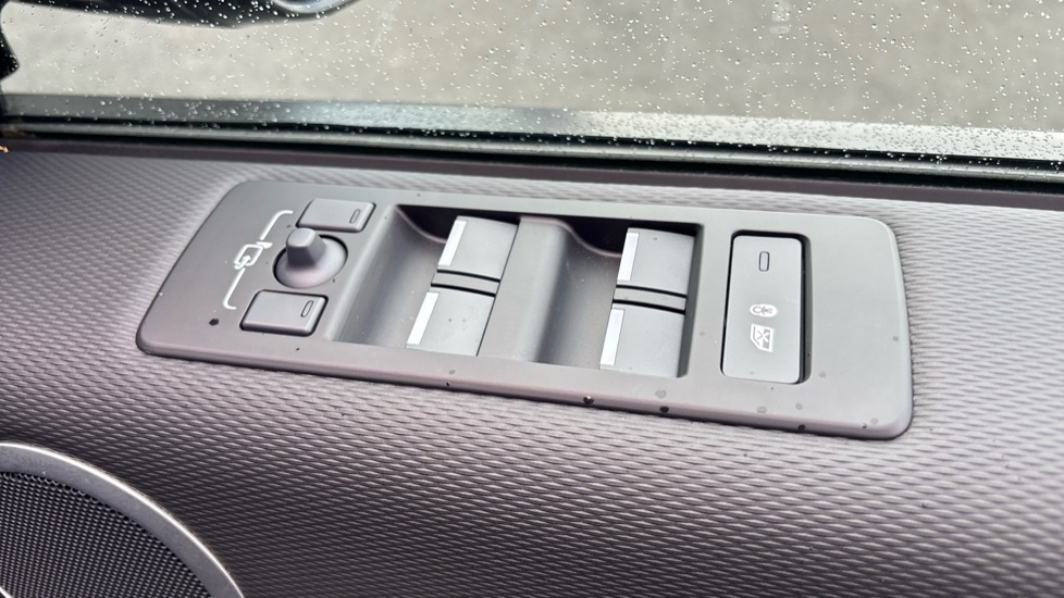 Land Rover Discovery 3.0 D350 Dynamic HSE 5dr Auto Diesel Station Wagon - Image 32