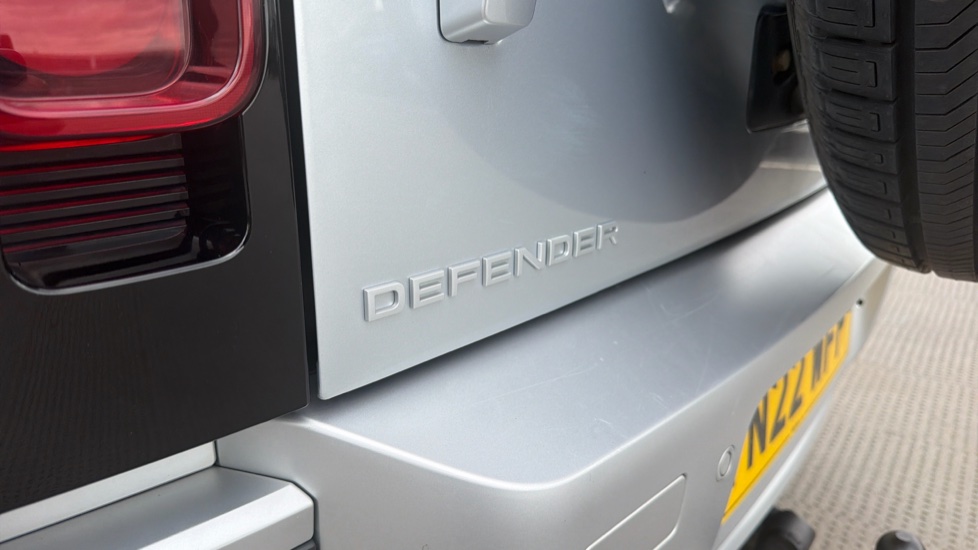 Land Rover Defender 3.0 D250 S 110 5dr Auto Diesel Estate - Image 38