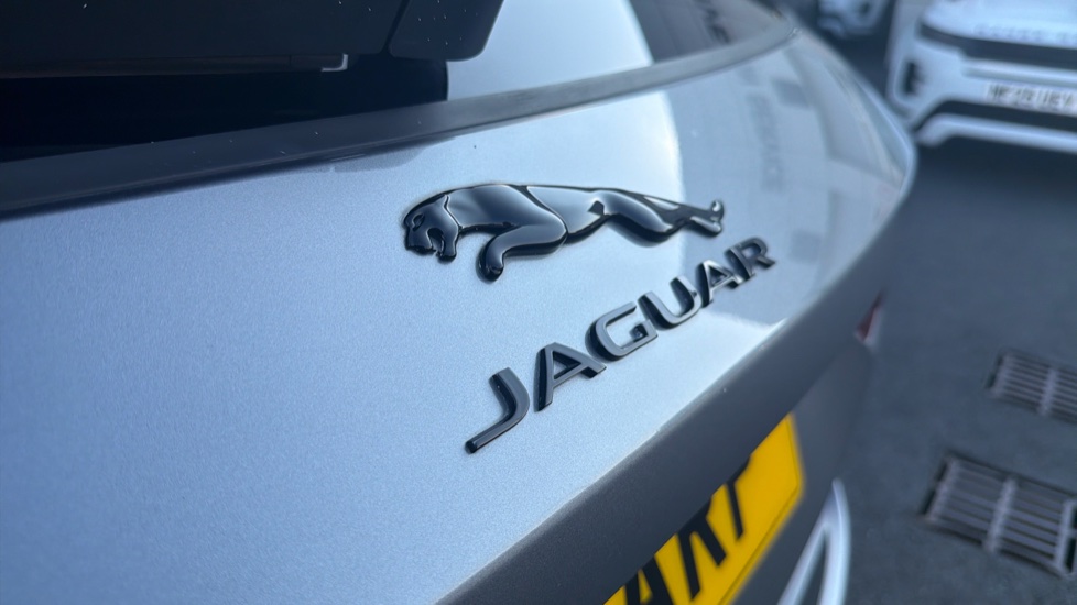 Jaguar F-Pace 2.0 P250 R-Dynamic SE 5dr Auto AWD Petrol Estate - Image 21