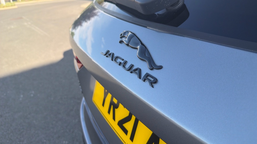 Jaguar F-Pace 2.0 P250 R-Dynamic SE 5dr Auto AWD Petrol Estate - Image 23