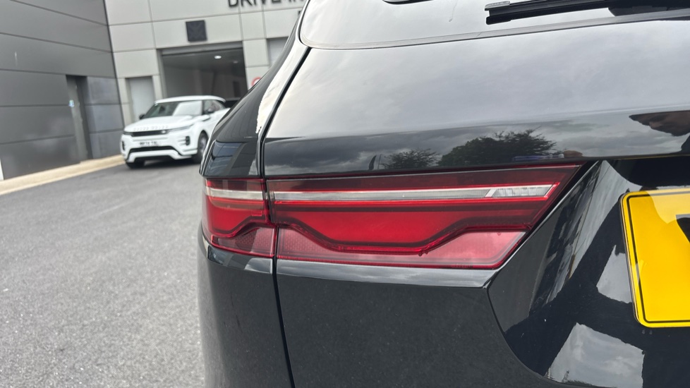 Jaguar F-Pace 2.0 D200 R-Dynamic SE Black 5dr Auto AWD Diesel Estate - Image 19