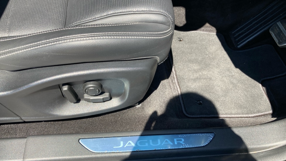 Jaguar E-Pace 2.0 D200 R-Dynamic SE Black 5dr Auto Diesel Estate - Image 24