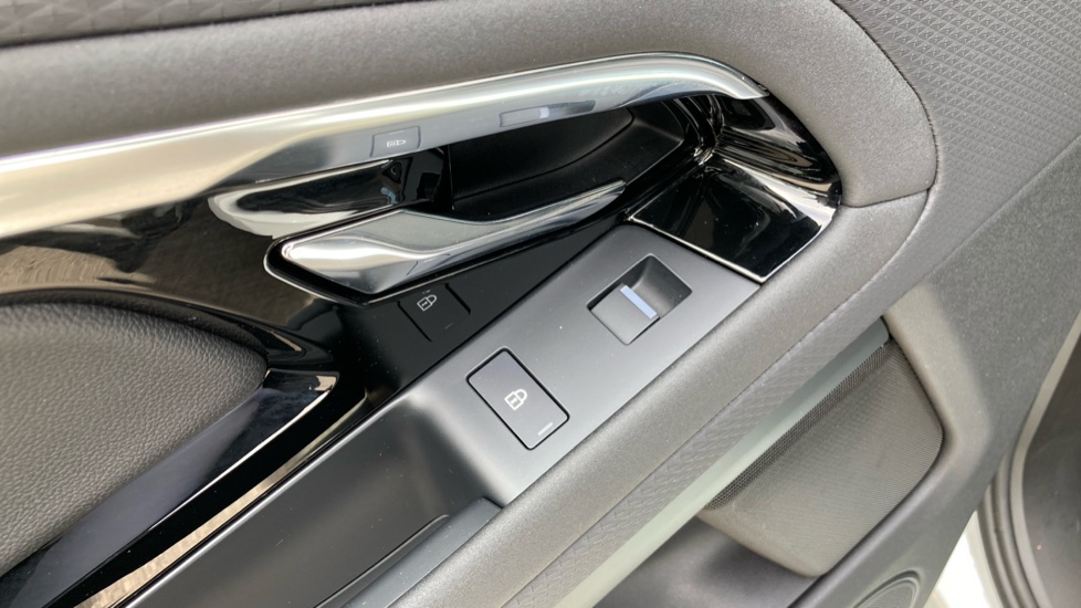 Land Rover Range Rover Evoque 1.5 P300e Evoque Edition 5dr Auto Hatchback - Image 33
