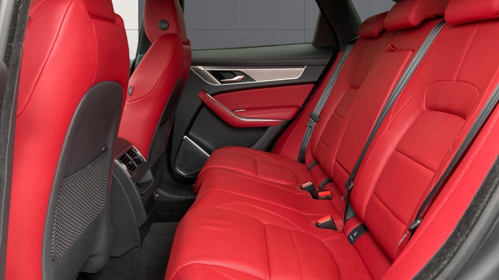 Jaguar F-Pace 3.0 D300 R-Dynamic SE 5dr Auto AWD Diesel Estate - Image 4