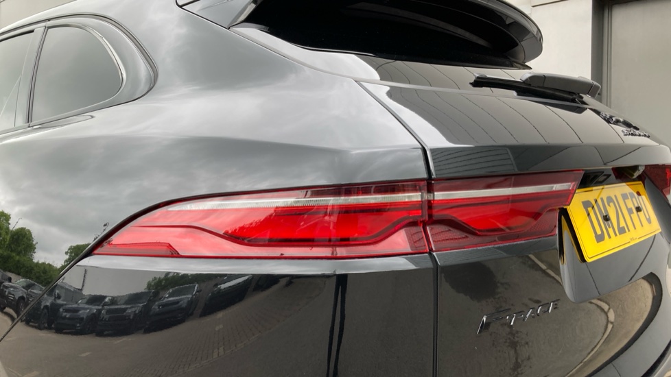 Jaguar F-Pace 3.0 D300 R-Dynamic SE 5dr Auto AWD Diesel Estate - Image 19