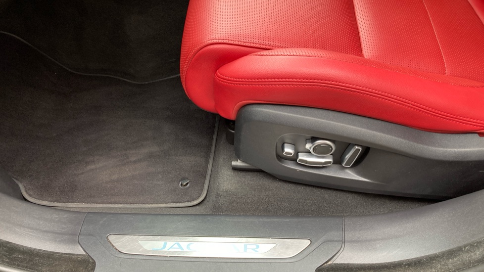 Jaguar F-Pace 3.0 D300 R-Dynamic SE 5dr Auto AWD Diesel Estate - Image 46
