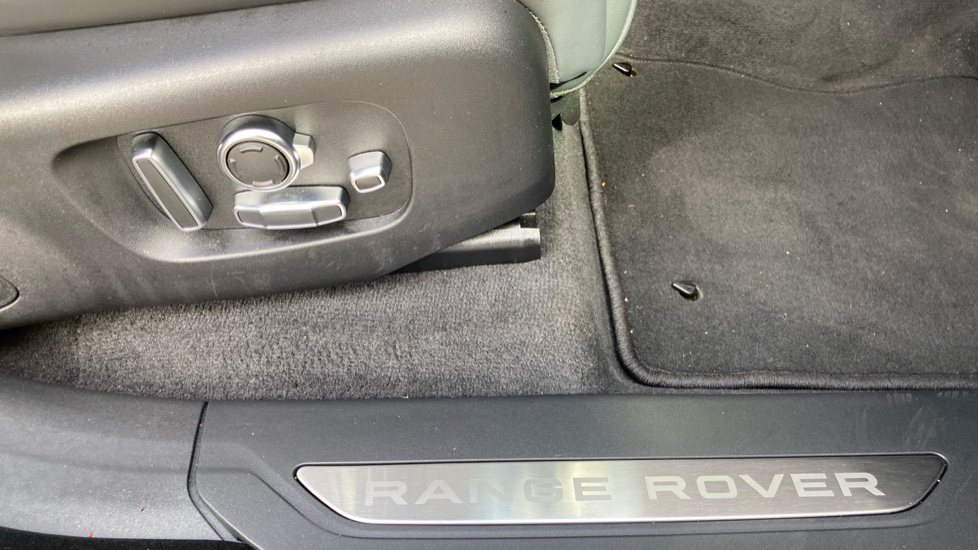 Land Rover Range Rover Velar 2.0 D200 MHEV Autobiography 5dr Auto [Revised] Diesel Estate - Image 23