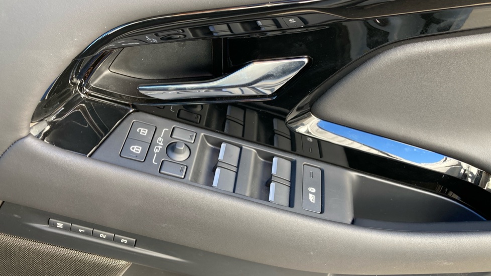 Land Rover Range Rover Evoque 2.0 D200 Autobiography 5dr Auto [Revised] Diesel Hatchback - Image 33
