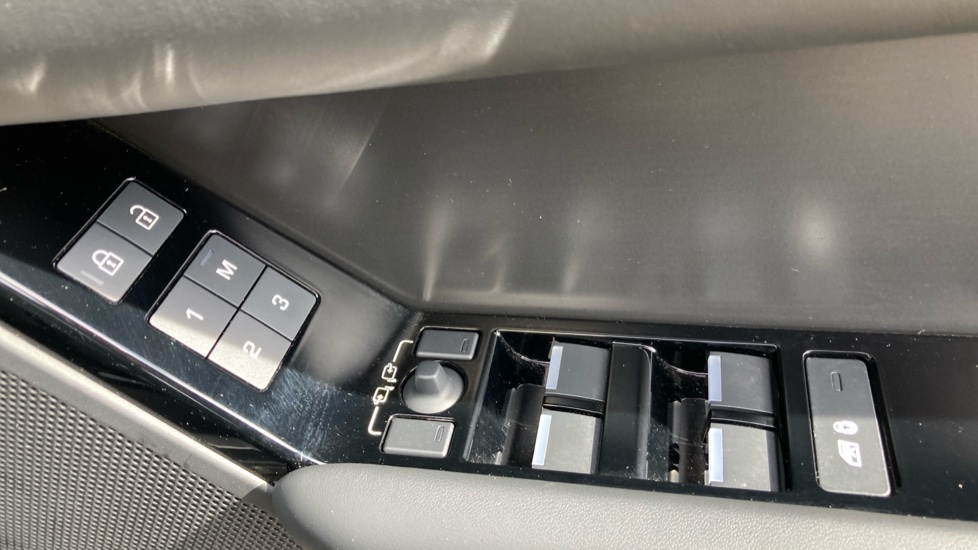 Land Rover Range Rover Velar 3.0 D300 MHEV Dynamic HSE 5dr Auto Diesel Estate - Image 22