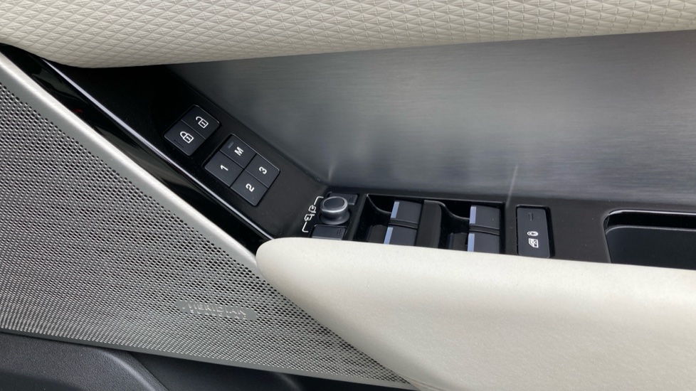 Land Rover Range Rover Velar 2.0 D200 Edition 5dr Auto Diesel Estate - Image 22
