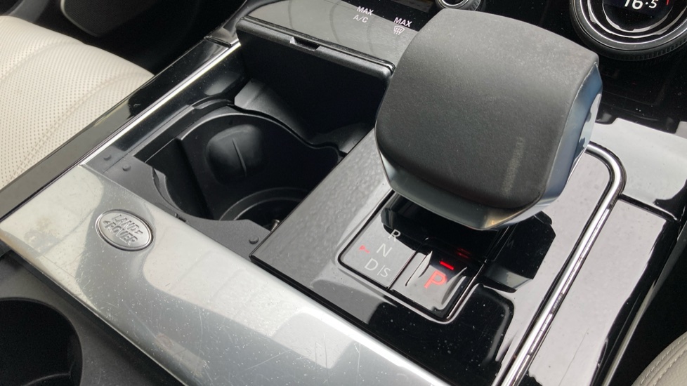 Land Rover Range Rover Velar 2.0 D200 Edition 5dr Auto Diesel Estate - Image 35