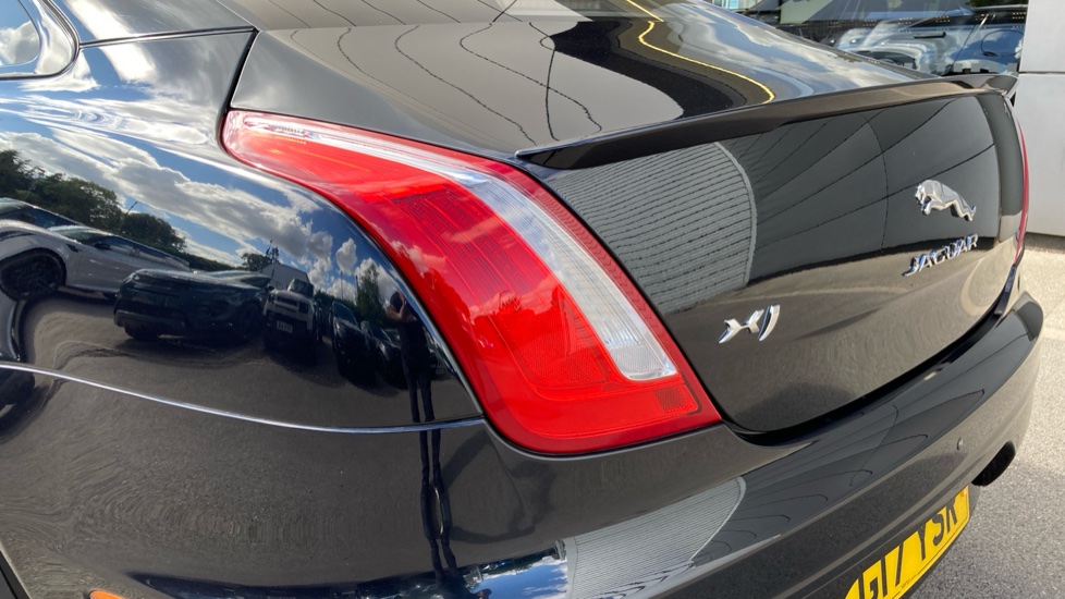Jaguar XJ 3.0d V6 R-Sport 4dr Auto Diesel Saloon - Image 19