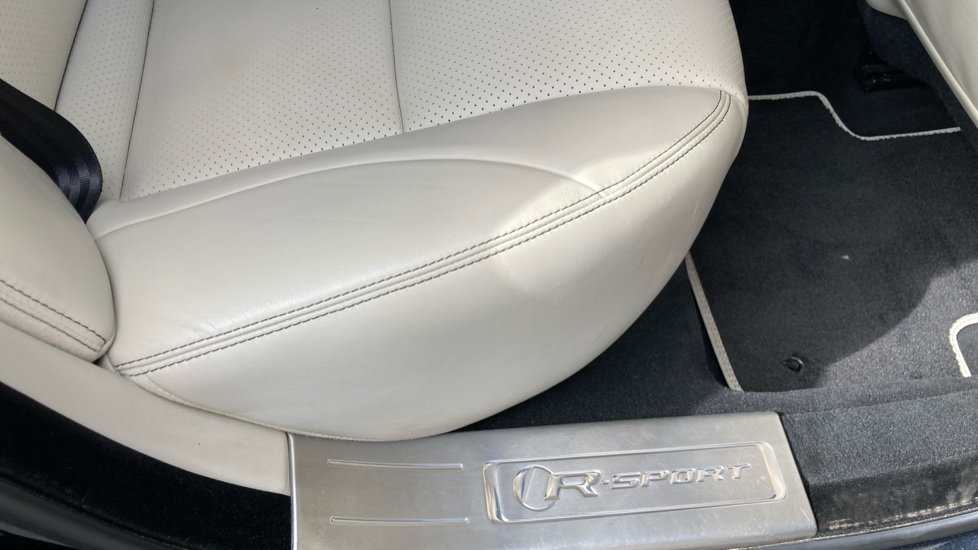Jaguar XJ 3.0d V6 R-Sport 4dr Auto Diesel Saloon - Image 42