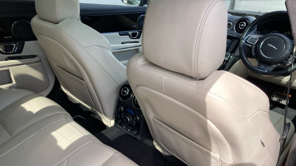 Jaguar XJ 3.0d V6 R-Sport 4dr Auto Diesel Saloon - Image 43