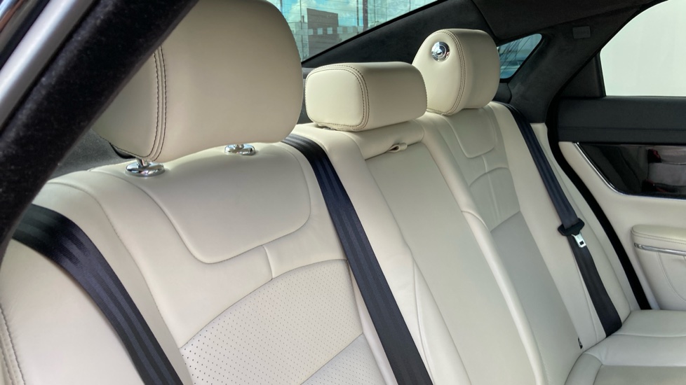 Jaguar XJ 3.0d V6 R-Sport 4dr Auto Diesel Saloon - Image 44