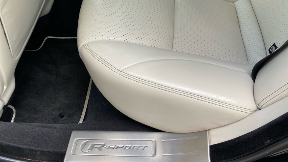 Jaguar XJ 3.0d V6 R-Sport 4dr Auto Diesel Saloon - Image 48