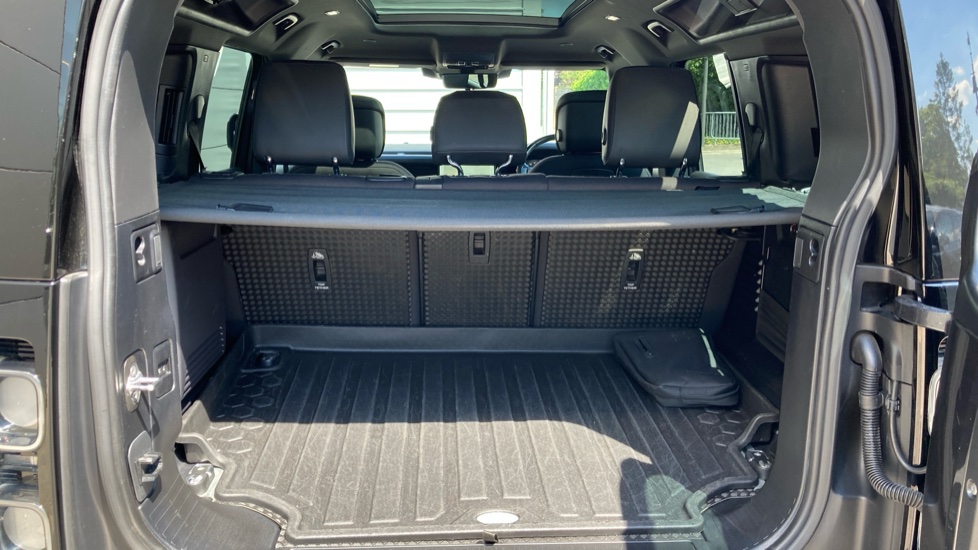 Land Rover Defender 3.0 D300 X 110 5dr Auto Diesel Estate - Image 46