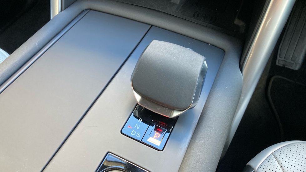 Land Rover Discovery 3.0 D300 Metropolitan Edition 5dr Auto Diesel Station Wagon - Image 13