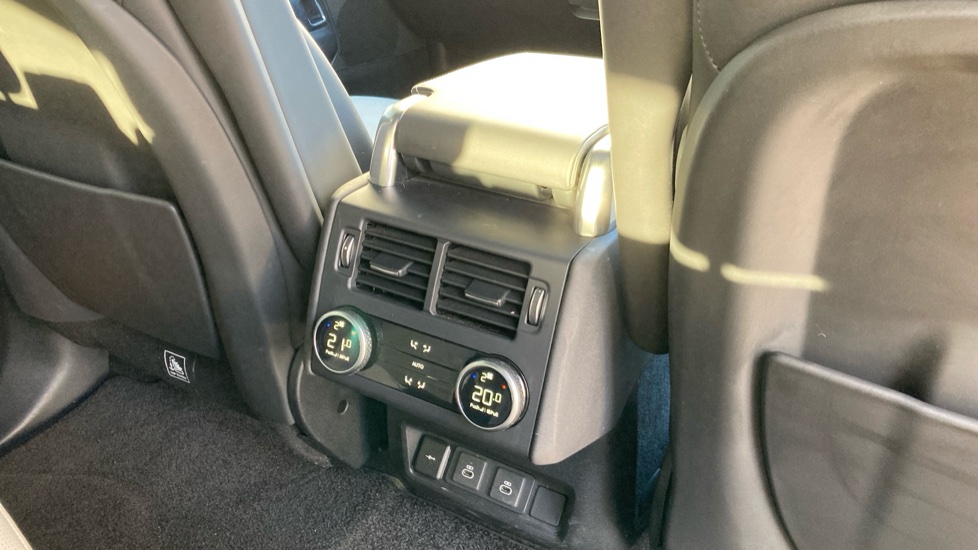 Land Rover Discovery 3.0 D300 Metropolitan Edition 5dr Auto Diesel Station Wagon - Image 18