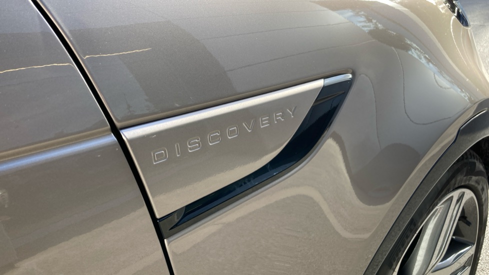 Land Rover Discovery 3.0 D300 Metropolitan Edition 5dr Auto Diesel Station Wagon - Image 20