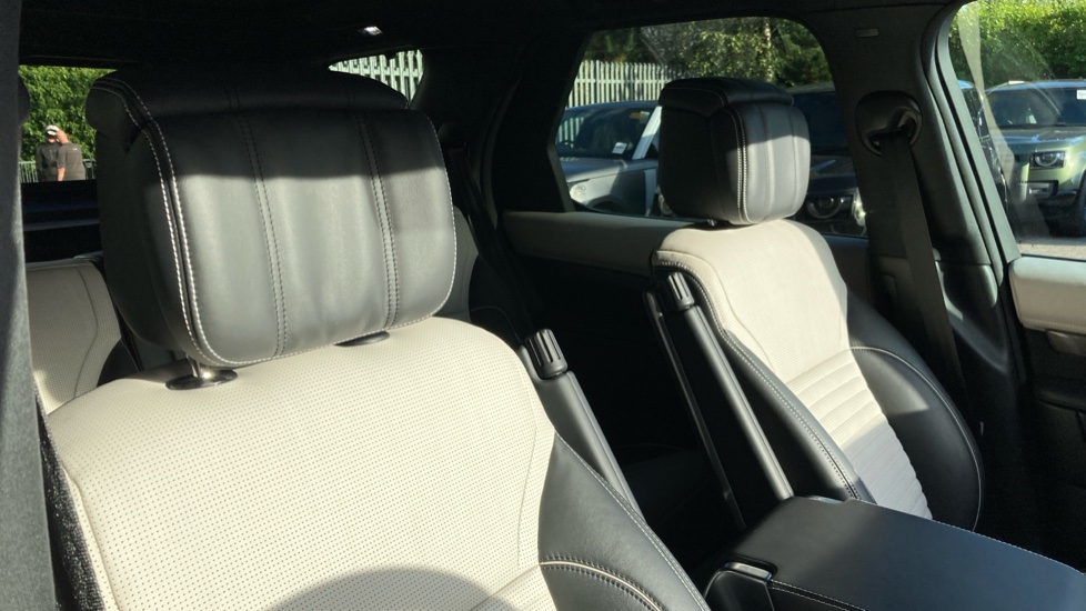 Land Rover Discovery 3.0 D300 Metropolitan Edition 5dr Auto Diesel Station Wagon - Image 26