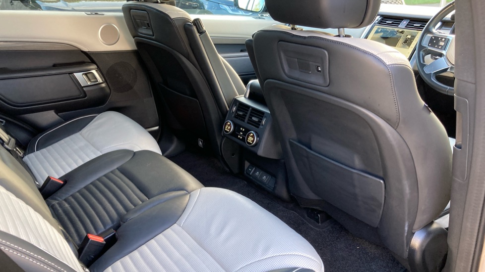 Land Rover Discovery 3.0 D300 Metropolitan Edition 5dr Auto Diesel Station Wagon - Image 44