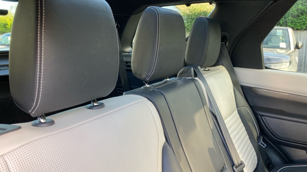 Land Rover Discovery 3.0 D300 Metropolitan Edition 5dr Auto Diesel Station Wagon - Image 45
