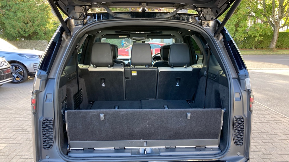 Land Rover Discovery 3.0 D300 Metropolitan Edition 5dr Auto Diesel Station Wagon - Image 47