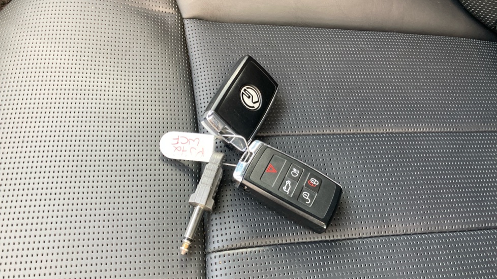 Land Rover Range Rover 4.4 P530 V8 SV 4dr Auto Petrol Estate - Image 32
