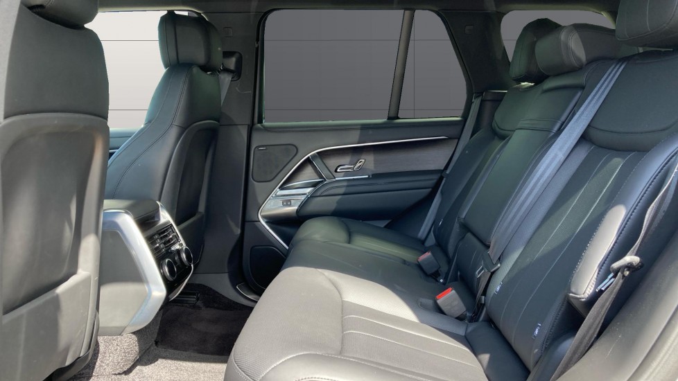Land Rover Range Rover 3.0 D300 SE 4dr Auto Diesel Estate - Image 4