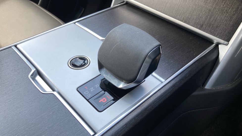 Land Rover Range Rover 3.0 D300 SE 4dr Auto Diesel Estate - Image 13
