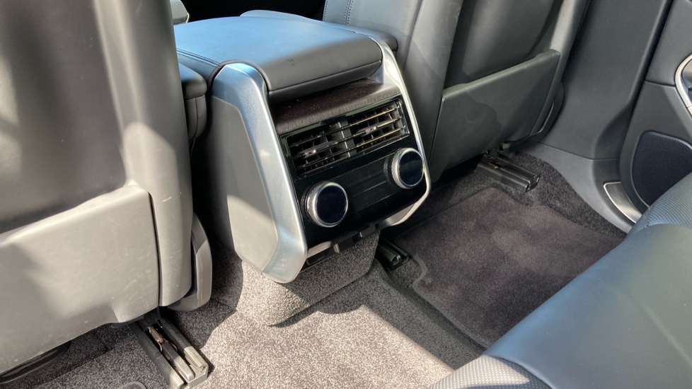 Land Rover Range Rover 3.0 D300 SE 4dr Auto Diesel Estate - Image 18