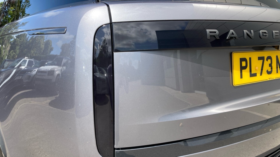 Land Rover Range Rover 3.0 D300 SE 4dr Auto Diesel Estate - Image 19
