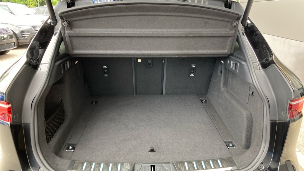 Jaguar F-Pace 2.0 D200 R-Dynamic SE 5dr Auto AWD Diesel Estate - Image 10